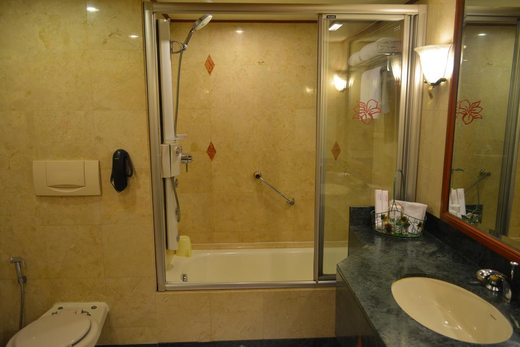 Orchid Suite with Separate Living Room, Two Way Airport Transfers to T1 only, Happy Hours